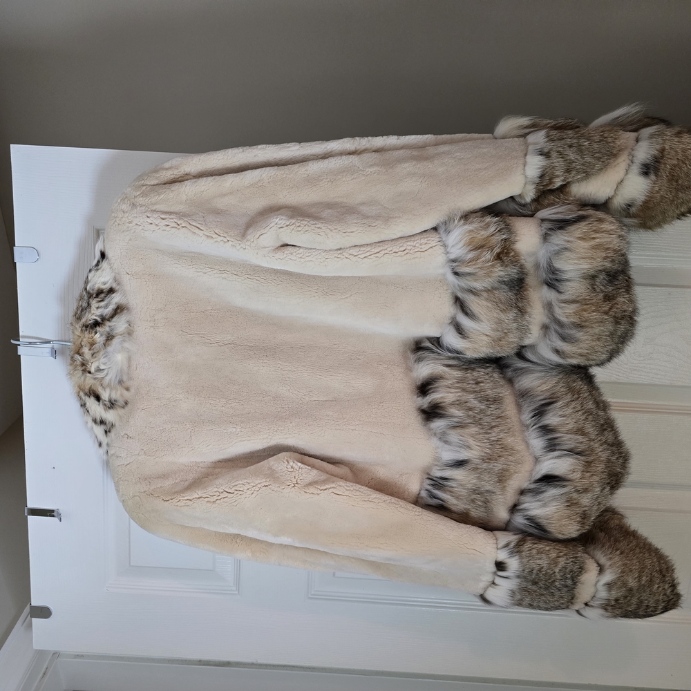 Elegant Cream Fur-Trimmed Women's Coat